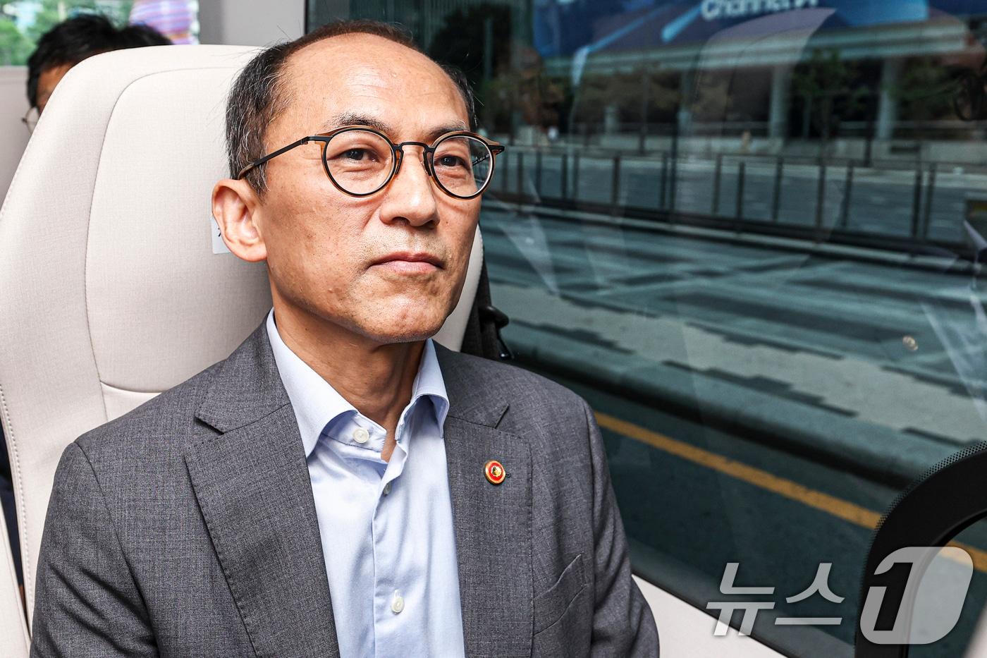 본문 이미지 - 고학수 개인정보위원장이 31일 오전 서울 중구 청계광장에 정차한 '청계천 자율주행버스' 탑승해 출발을 기다리고 있다.(공동취재) 2024.7.31/뉴스1 ⓒ News1 민경석 기자