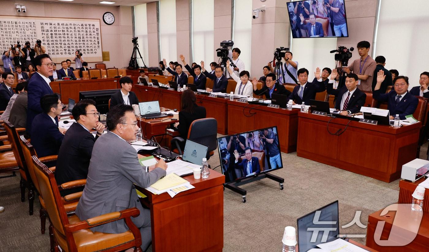 김승원 더불어민주당 법사위 간사를 비롯한 의원들이 31일 오전 서울 여의도 국회에서 열린 법제사법위원회 전체회의에서 전국민 25만원 지원법·노란봉투법 의결에 찬성의 의미로 손을 들고 있다. 2024.7.31/뉴스1 ⓒ News1 안은나 기자