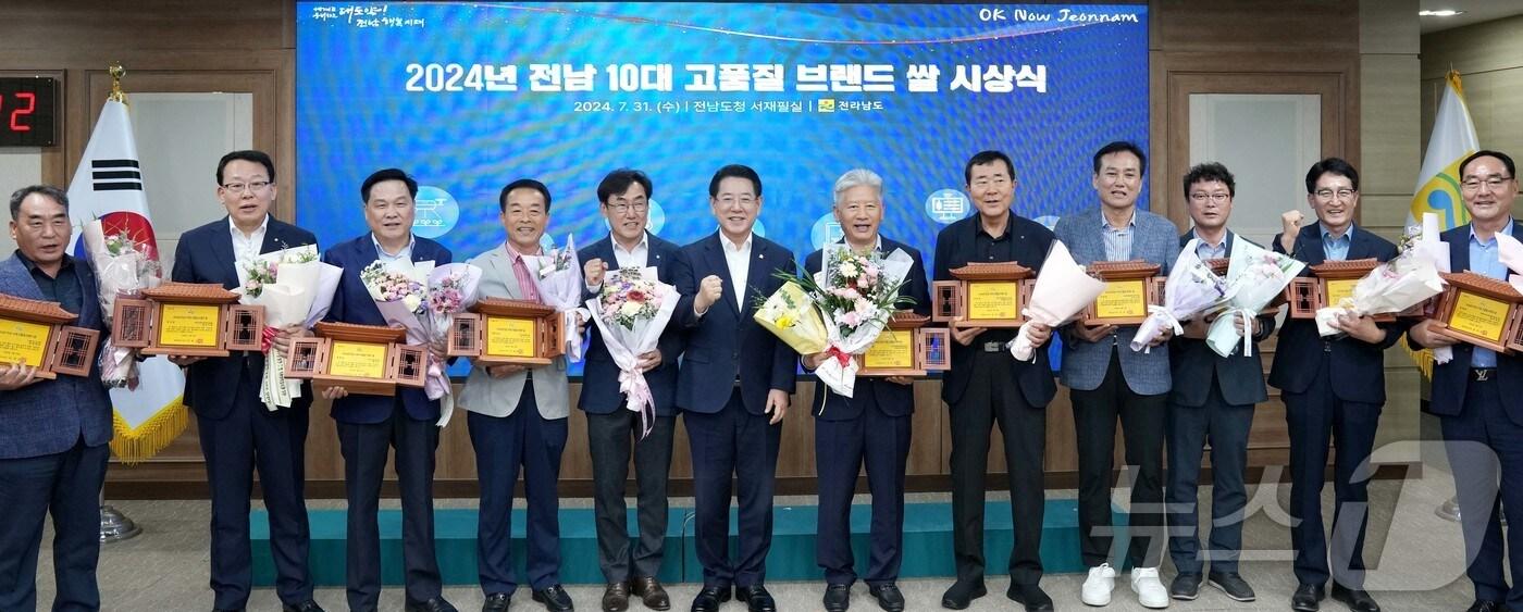 김영록 전라남도지사가 31일 도청 서재필실에서 열린 ‘2024년 전남 10대 고품질 브랜드 쌀 시상식’에서 전남 10대 브랜드 쌀로 선정된 농협 RPC 대표들에세 상패를 수여하고 기념촬영을 하고 있다. &#40;전남도 제공&#41; 2024.7.31/뉴스1