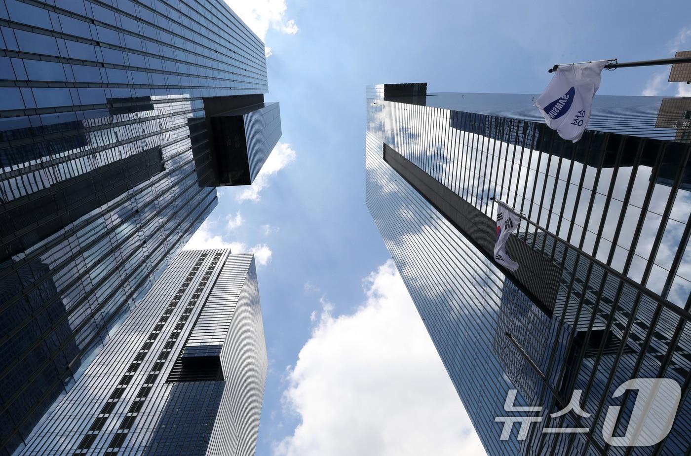4일 보험업계에 따르면 국내 10개 상장 보험사의 CSM(계약서비스마진) 잔액은 80조8540억 원으로 전년 동기 77조722억 원 대비 4.9% 증가했다. 사진은 이날 삼성생명, 삼성화재 서초사옥. 2024.7.31/뉴스1 ⓒ News1 박세연 기자