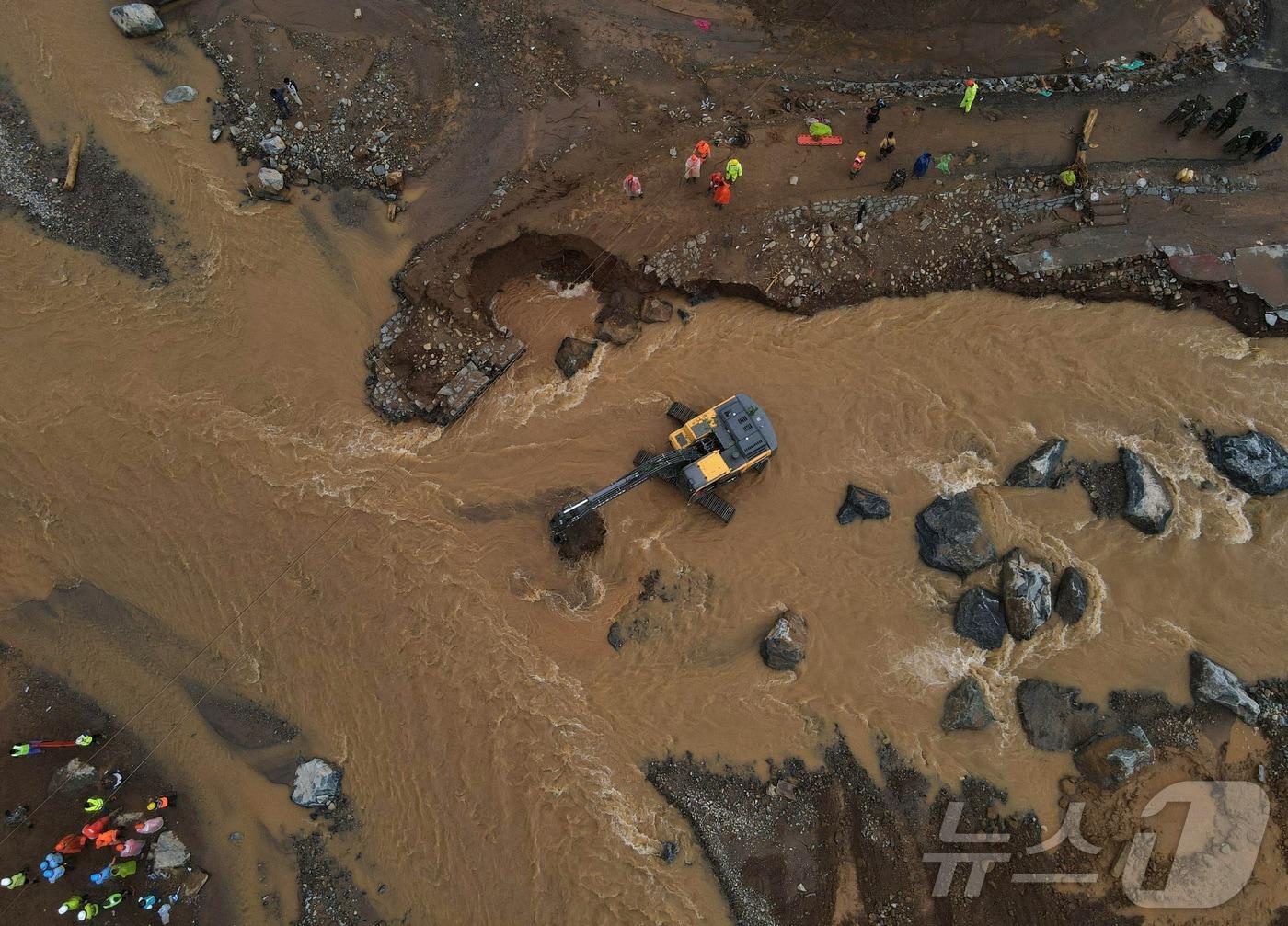 본문 이미지 - 31일(현지시간) 인도 케랄라주 와야나드 지역에서 수차례 산사태가 발생한 뒤 구조팀이 강을 건너기 위해 임시 다리를 건설하고 있다. 2024.07.31. ⓒ 로이터=뉴스1 ⓒ News1 김종훈 기자