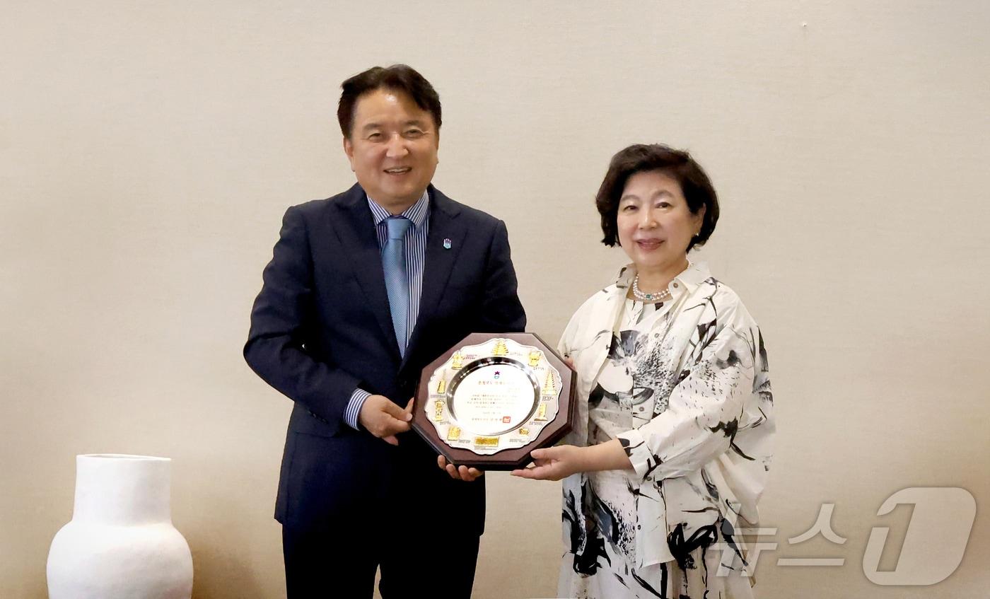 본문 이미지 - 현정은 현대그룹 회장이 31일 서울 연지동 현대그룹 사옥에서 김영환 충북도지사로부터 명예도지사 위촉패를 받고 있다.(현대그룹 제공)