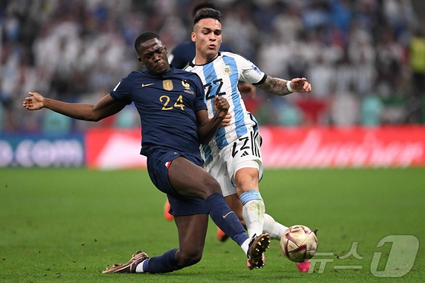 (왼쪽) 프랑스의 이브라히마 코나테와 아르헨티나 라우타로 마르티네스가 2022년 12월18일 루사일 스타디움에서 열린 카타르 월드컵 결승전에서 볼을 두고 경합하고 있다. ⓒ AFP=뉴스1 ⓒ News1 김지현 기자