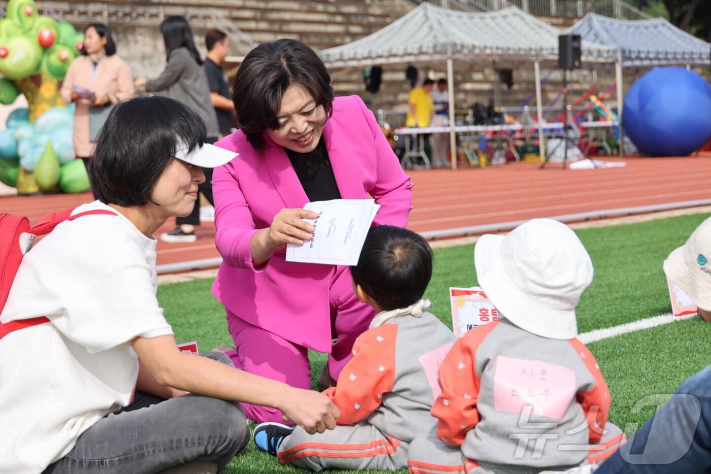 본문 이미지 - 신계용(왼쪽 두 번째) 과천시장이 아이와 함께 시간을 보내고 있다.(과천시 제공)