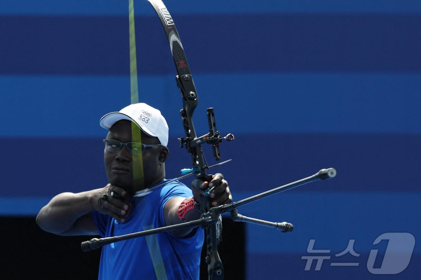 이스라엘 마다예(차드)가 30일 프랑스 파리 레쟁발리드에서 열린 대회 양궁 남자 개인전 64강전에서 한국의 김우진과 만나 0-6으로 패했다. ⓒ 로이터=뉴스1 ⓒ News1 원태성 기자