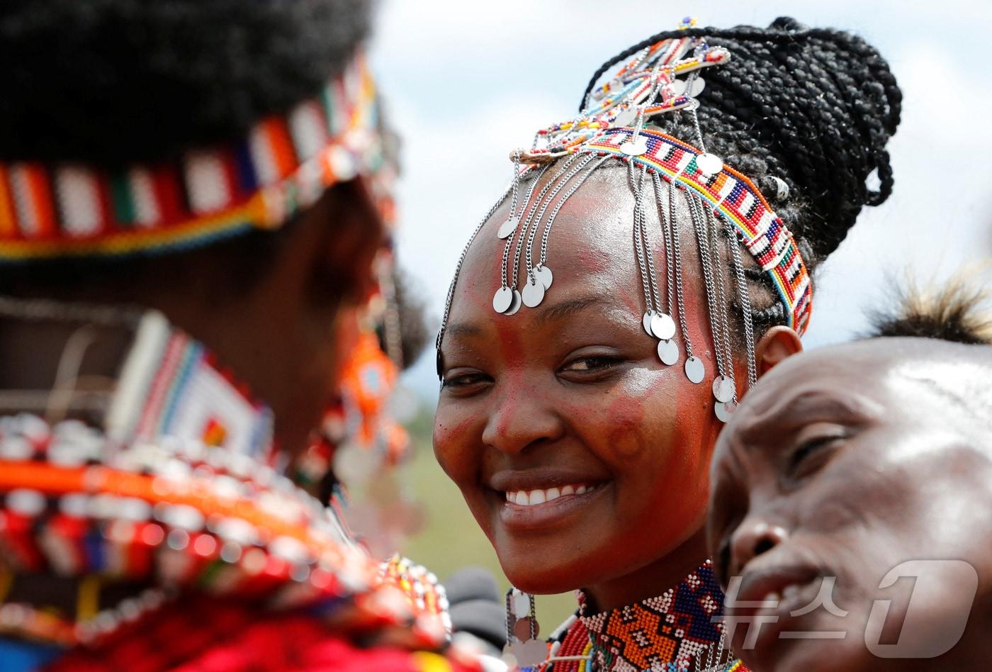 본문 이미지 - 케냐-탄자니아 국경 인근의 키마나 지역에서 한 마사이족 여성이 행사에 참석해 웃고 있다. 2022.12.10 ⓒ 로이터=뉴스1 ⓒ News1 정지윤 기자