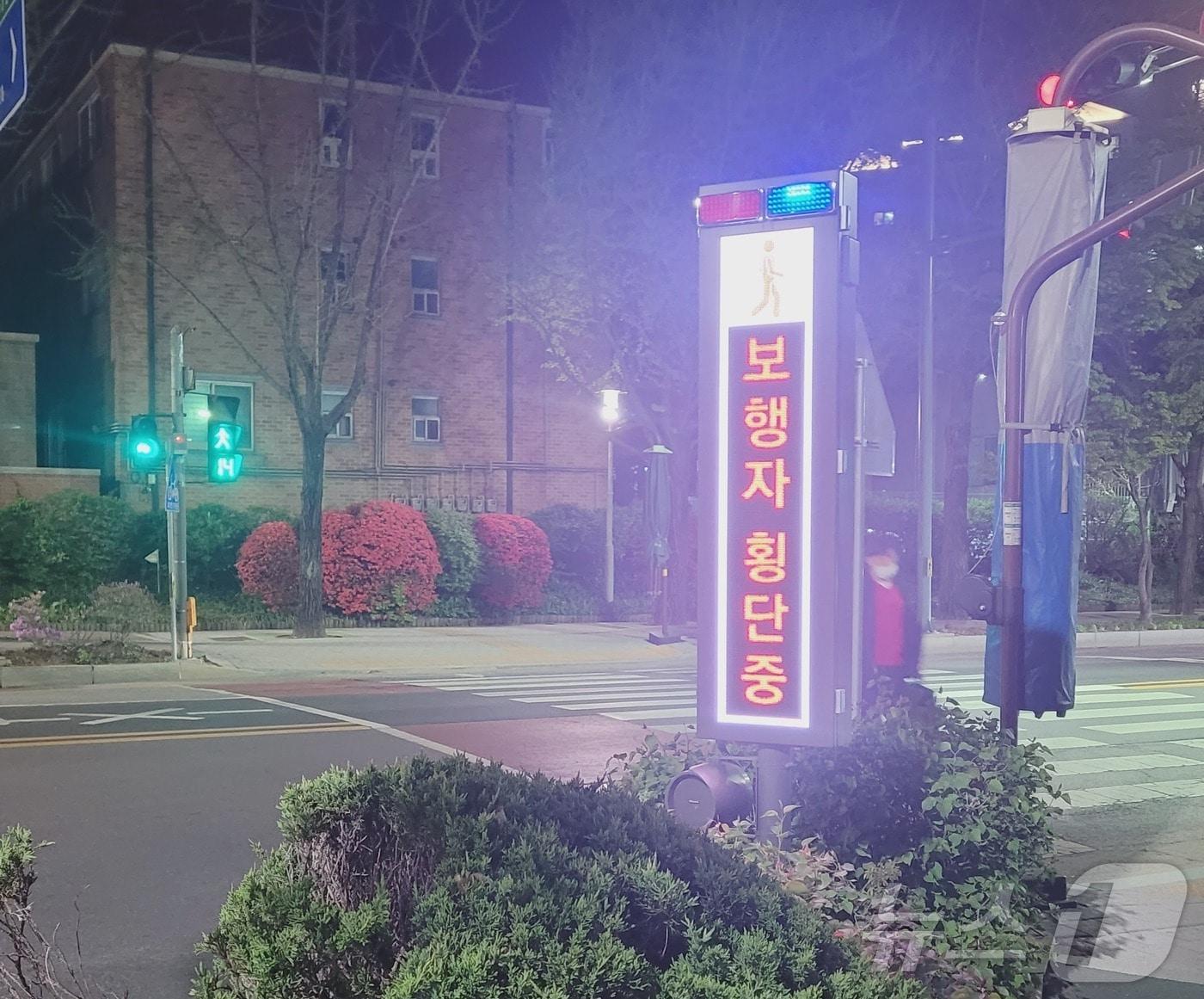 본문 이미지 - 우회전 차량 신호.(과천시 제공)