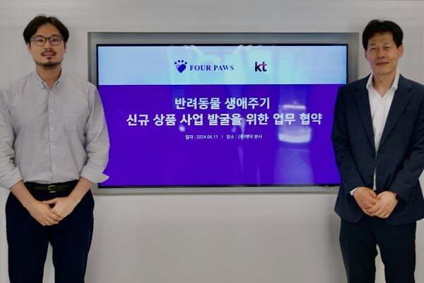 본문 이미지 - 지난 6월 11일 서울 서초구 펫닥 본사에서 열린 업무협약식에서 오태환 펫닥 대표(왼쪽)와 손정엽 KT Device 사업본부 상무가 기념촬영을 하고 있다. (펫닥 제공) ⓒ 뉴스1