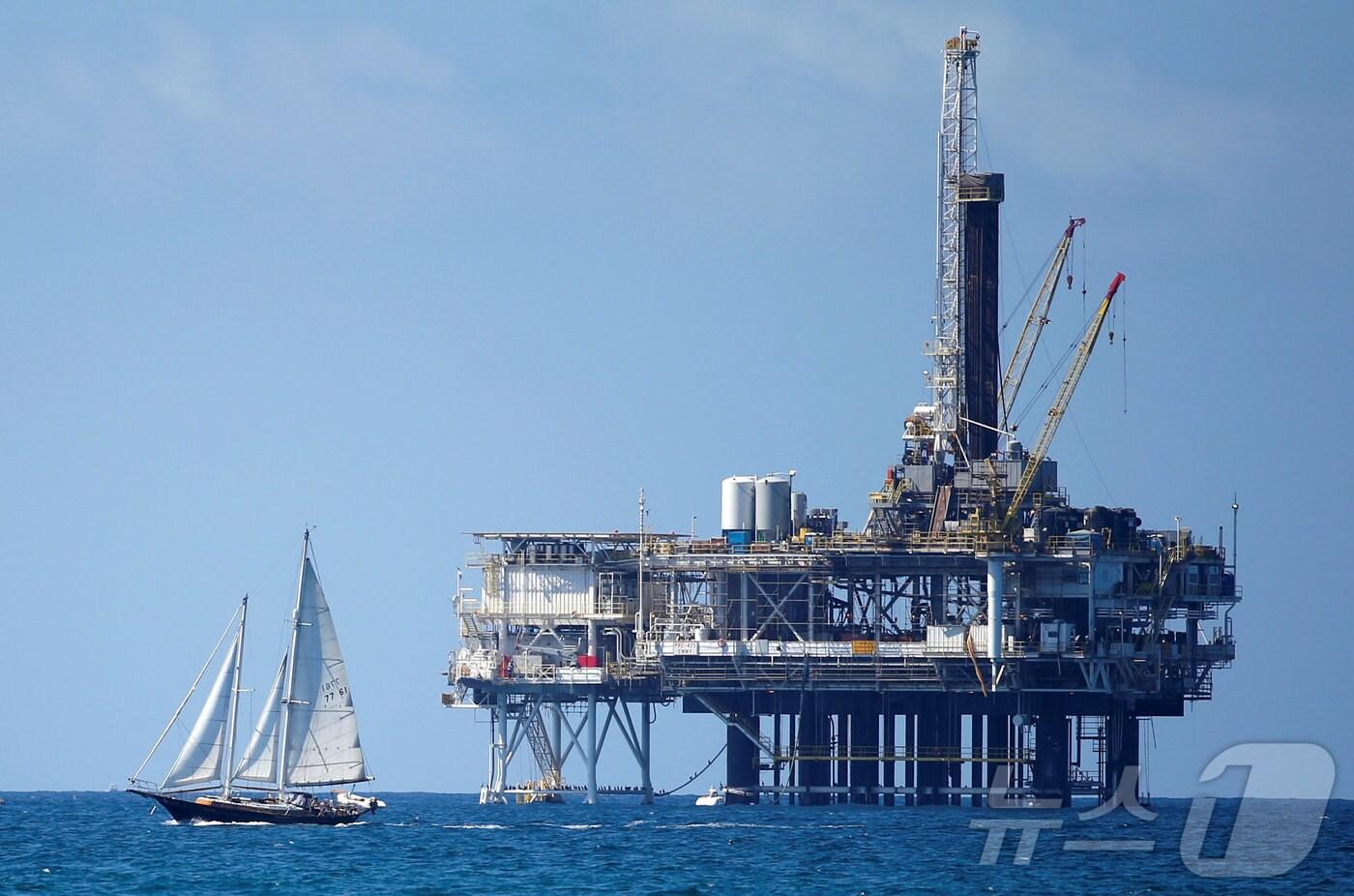 미국 캘리포니아주 헌팅턴 비치에서 바라본 해상 석유 유정<자료사진>. 2014.09.28. ⓒ 로이터=뉴스1 ⓒ News1 김성식 기자