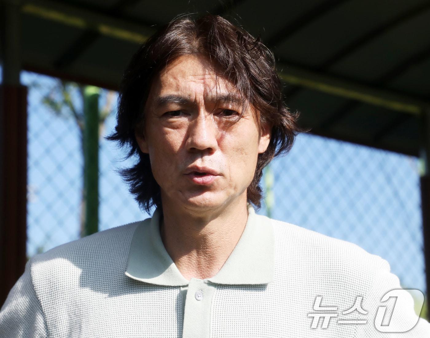 본문 이미지 - 홍명보 대한민국 축구 국가대표팀 감독이 31일 오후 부산 기장군 월드컵빌리지에서 19세 이하(U-19) 대표팀과 울산대의 연습 경기 참관에 앞서 취재진 질문에 답하고 있다. 홍 감독은 취임 기자회견에서 '유망주 발굴'을 강조한 바 있다. 2024.7.31/뉴스1 ⓒ News1 윤일지 기자