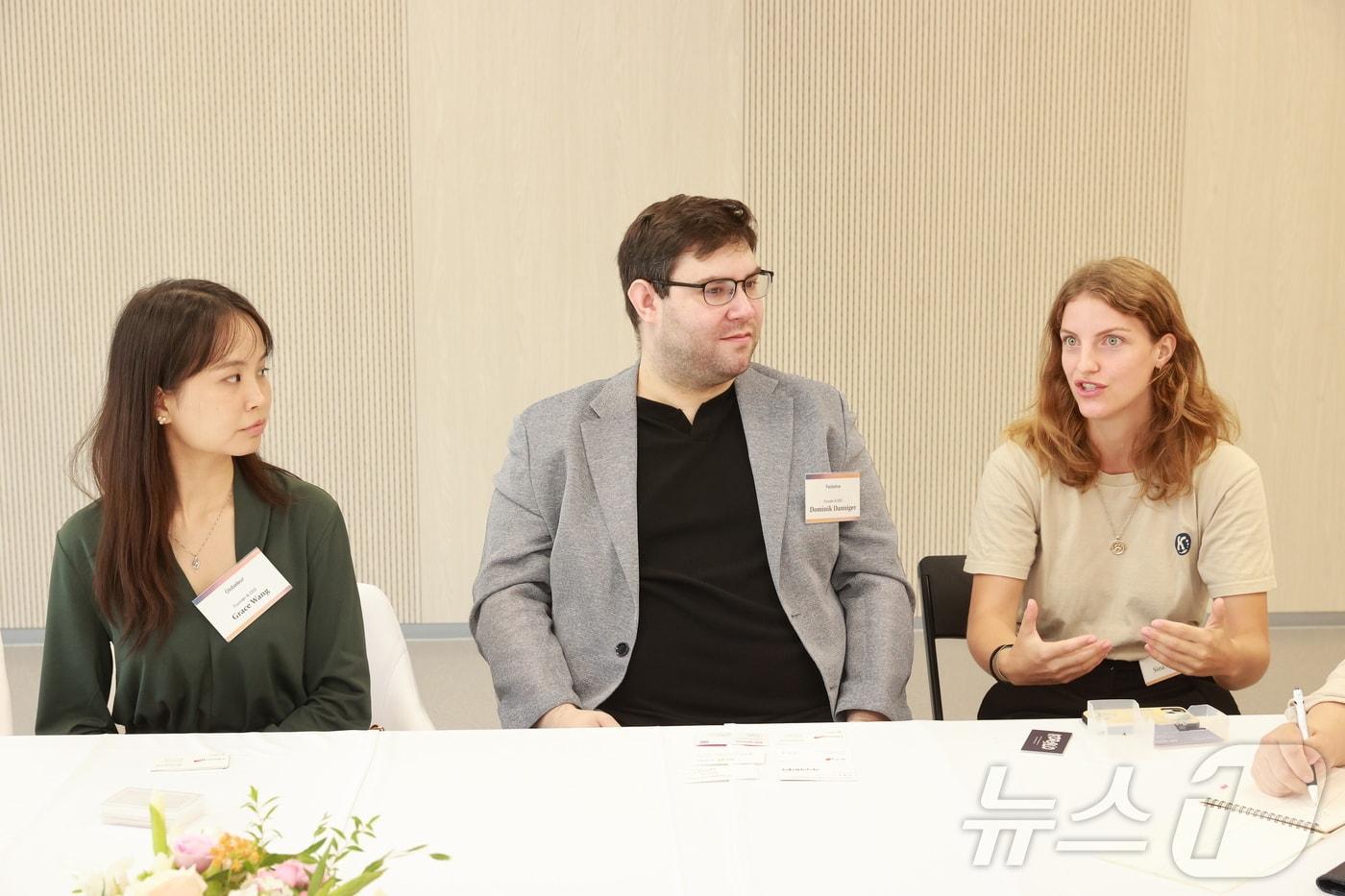 31일 글로벌 스타트업 센터 개소식 이후 인터뷰를 하고 있는 외국인 창업자 3인. 왼쪽부터 구한 왕, 도미닉 다닝거, 시나 알바네즈(중소벤처기업부 제공)