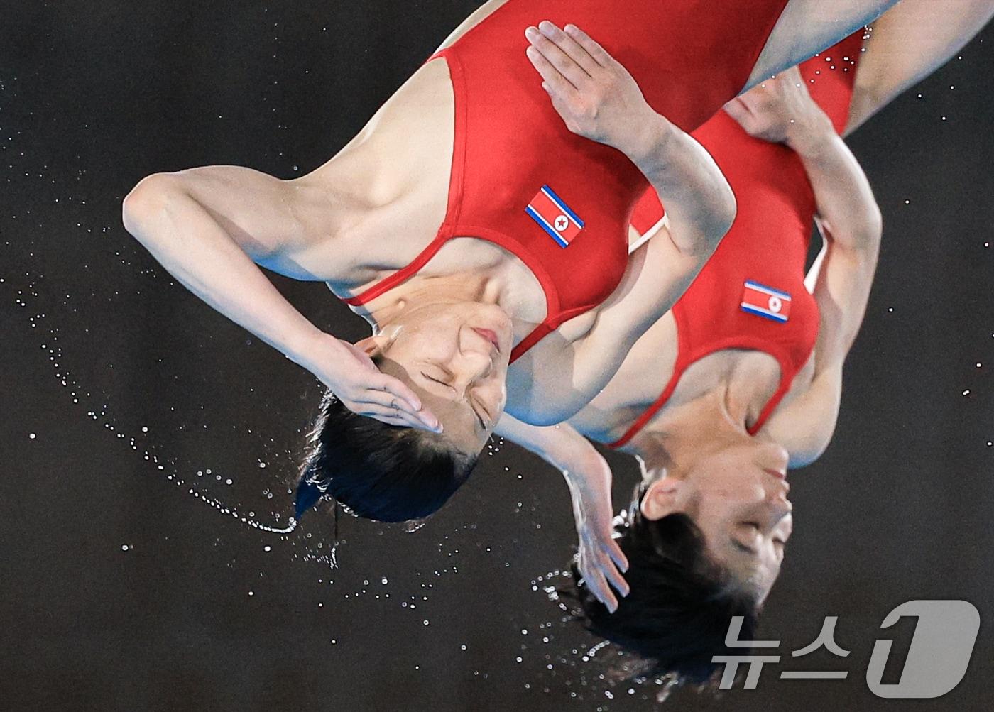 본문 이미지 - 북한 조진미와 김미래 선수가 31일 오후(한국시간) 프랑스 생드니 아쿠아틱스 센터에서 열린 2024 파리올림픽 다이빙 여자 싱크로나이즈드 10M 플랫폼 경기를 펼치고 있다. 2024.7.31/뉴스1 ⓒ News1 박정호 기자