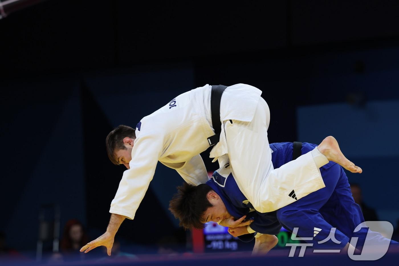 한주엽(아래)이 31일 오후(한국시간) 열린 2024 파리 올림픽 유도 남자 90㎏급 16강에서 존 제인을 상대로 업어치기 절반승을 거뒀다. ⓒ News1 이동해 기자