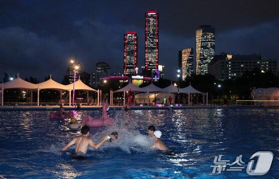 본문 이미지 - 지난달 24일 서울 영등포구 여의도 한강수영장에서 시민들이 물놀이를 즐기는 모습. ⓒ 뉴스1 김성진 기자