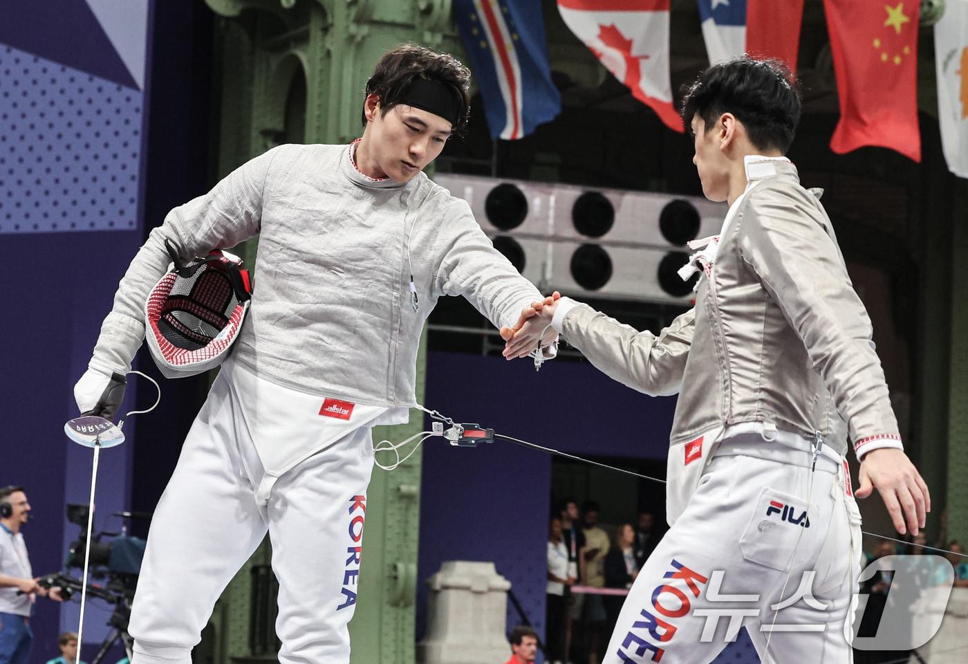 본문 이미지 - 대한민국 펜싱 대표팀 오상욱이 31일(한국시간) 프랑스 파리 그랑 팔레에서 열린 2024 파리올림픽 펜싱 남자 사브르 단체 8강 경기에서 승리한 후 구본길과 하이파이브를 하고 있다. 2024.7.31/뉴스1 ⓒ News1 이동해 기자
