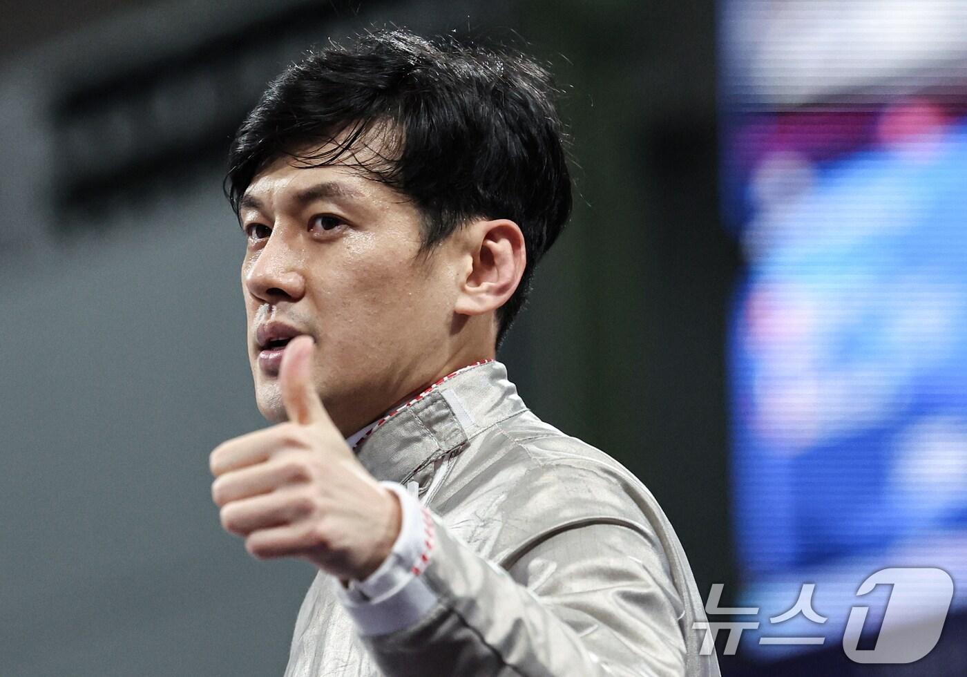 대한민국 펜싱 대표팀 구본길이 31일(한국시간) 프랑스 파리 그랑 팔레에서 열린 2024 파리올림픽 펜싱 남자 사브르 단체 4강 프랑스와의 경기에서 다음 선수와 교체하며 엄지를 들어보이고 있다. 2024.7.31/뉴스1 ⓒ News1 이동해 기자