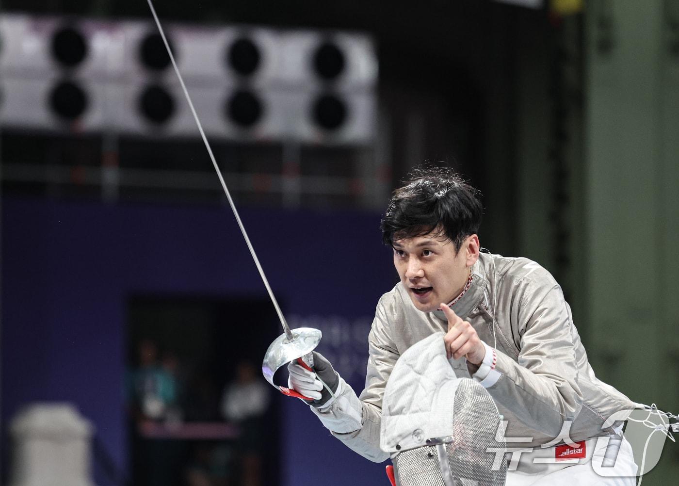 본문 이미지 - 대한민국 펜싱 대표팀 구본길이 31일(한국시간) 프랑스 파리 그랑 팔레에서 열린 2024 파리올림픽 펜싱 남자 사브르 단체 4강 프랑스와의 경기에서 득점에 비디오 판독을 요청하고 있다. 2024.7.31/뉴스1 ⓒ News1 이동해 기자