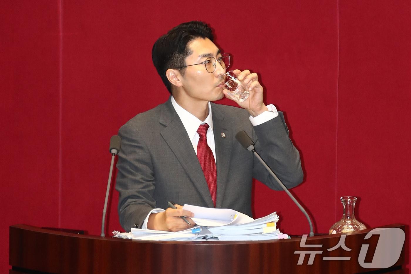 박준태 국민의힘 의원이 4일 오전 서울 여의도 국회 본회의장에서 '채상병 특검법'(순직 해병 수사 방해 및 사건 은폐 등의 진상규명을 위한 특별검사의 임명 등에 관한 법률안) 법안 처리 저지를 위한 무제한 토론(필리버스터)를 하며 물을 마시고 있다. 필리버스터는 전날 오후 3시 40분쯤 부터 이어지고 있다. 2024.7.4/뉴스1 ⓒ News1 이광호 기자