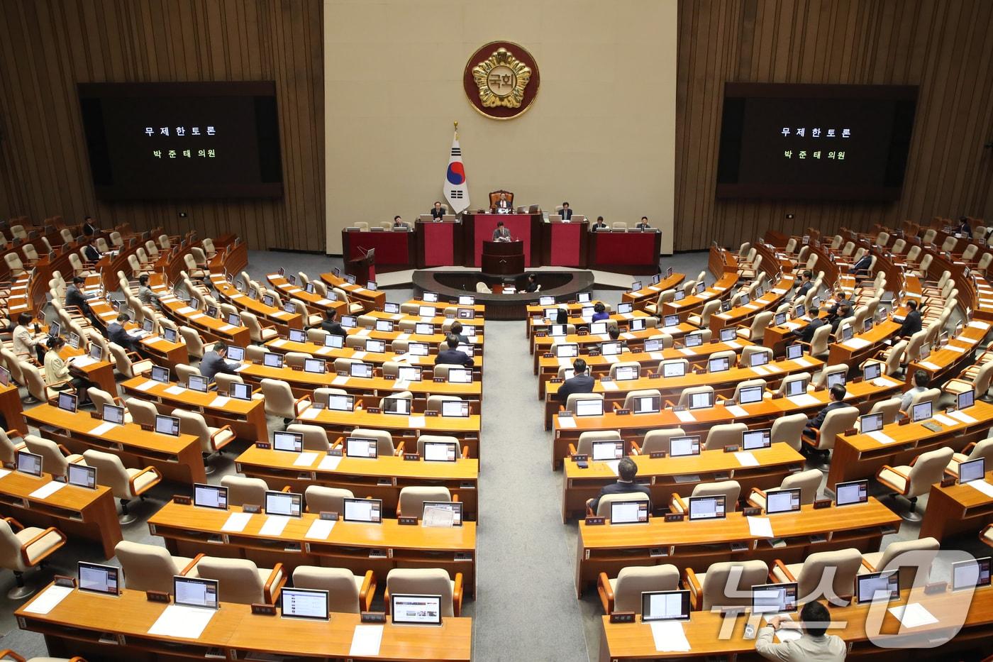 본문 이미지 - 박준태 국민의힘 의원이 4일 오전 서울 여의도 국회 본회의장에서 '채상병 특검법'(순직 해병 수사 방해 및 사건 은폐 등의 진상규명을 위한 특별검사의 임명 등에 관한 법률안) 법안 처리 저지를 위한 무제한 토론(필리버스터)를 하며 물을 마시고 있다. 필리버스터는 전날 오후 3시 40분쯤 부터 이어지고 있다. 2024.7.4/뉴스1 ⓒ News1 이광호 기자