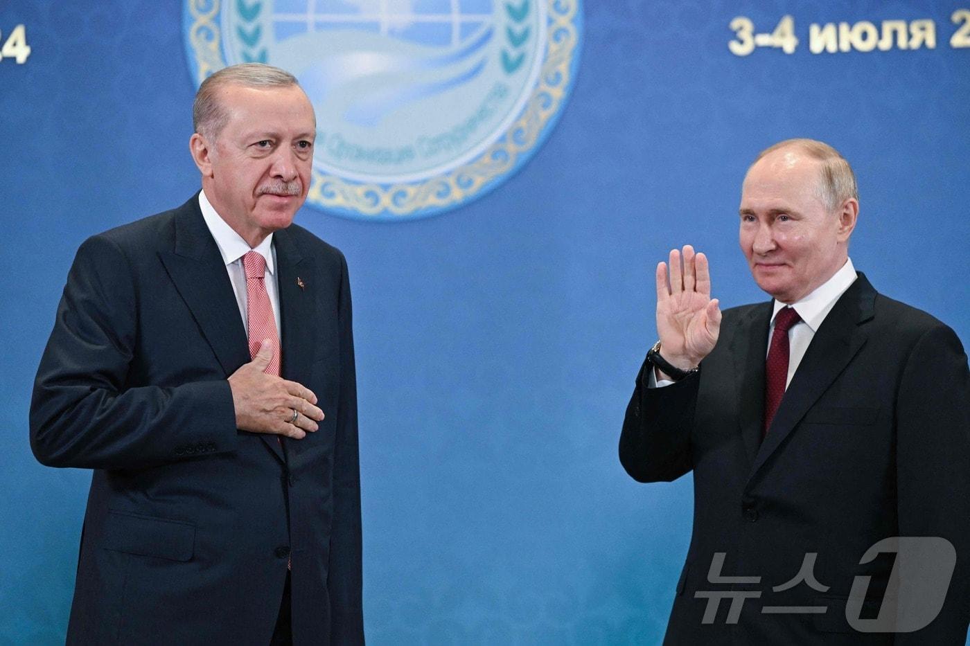 블라디미르 푸틴 러시아 대통령이 지난해 7월 3일 &#40;현지시간&#41; 카자흐스탄 아스타나에서 열린 상하이 협력기구&#40;SCO&#41; 정상회의 중 레제프 타이이프 에르도안 튀르키예 대통령과 만나 포즈를 취하고 있다. 2024.07.04 ⓒ AFP=뉴스1 ⓒ News1 우동명 기자