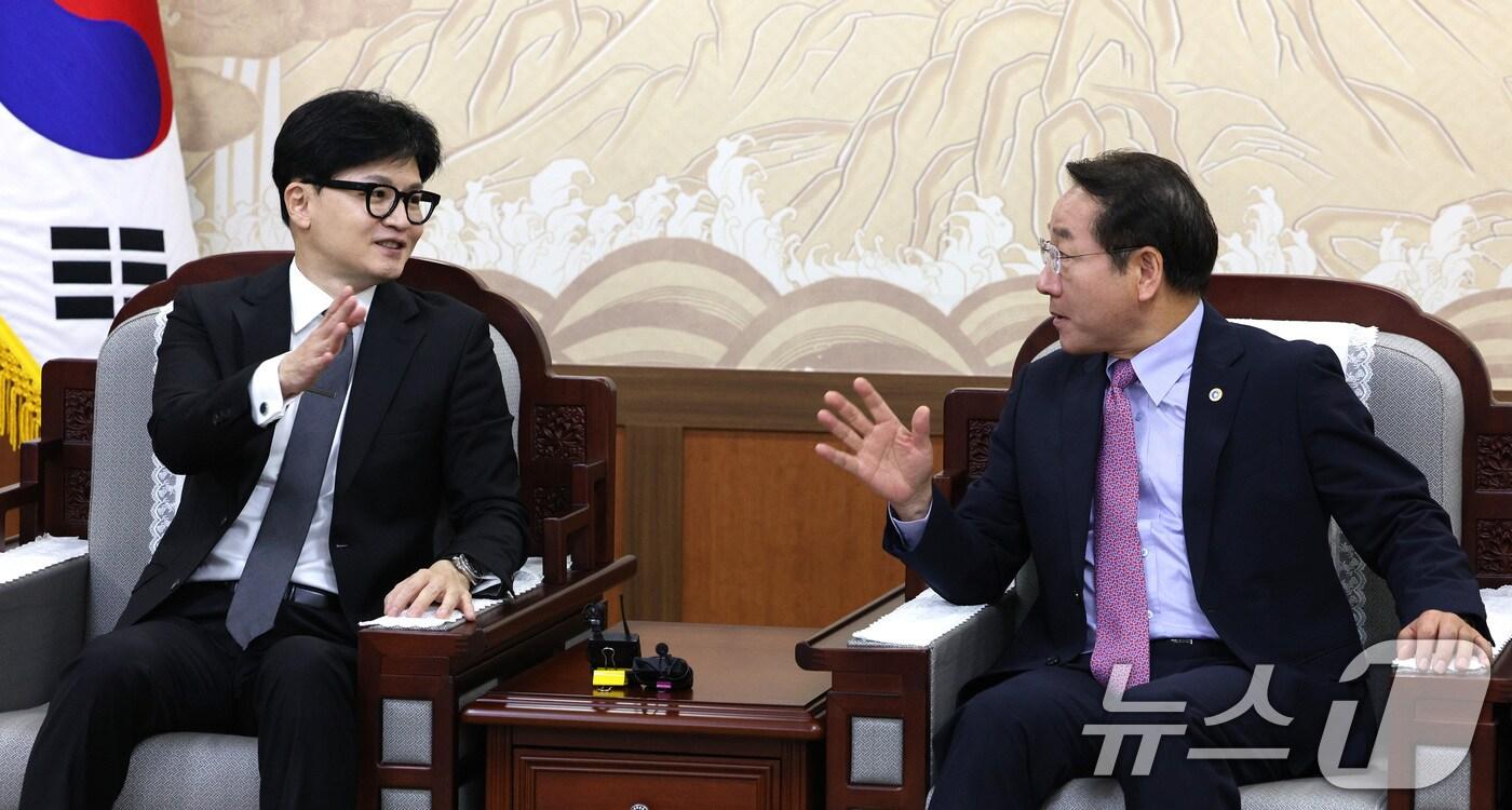 본문 이미지 - 한동훈 국민의힘 당대표 후보가 지난 7월 4일 오전 인천시청을 방문해 유정복 인천시장과 면담을 하고 있다. 2024.7.4/뉴스1 ⓒ News1 신웅수 기자