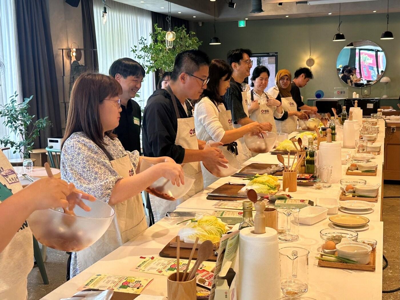 본문 이미지 - 샘표는 요리의 가치와 즐거움을 알리는 '즐요일'(즐겁게 요리하는 날) 캠페인을 확대하고 서울시 중부교육지원청 산하 지역교육복지센터와 협업 프로그램 운영에 나섰다.(샘표제공)