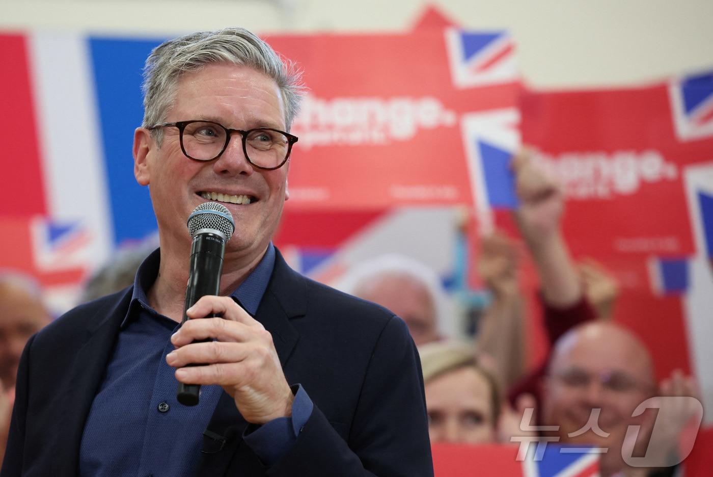 본문 이미지 - 총선을 하루 앞둔 영국에서 선거 운동 열기가 뜨거운 가운데, 3일(현지시간) 야당인 노동당의 키어 스타머 대표가 선거 행사에서 유세하고 있다. 2024.07.03 ⓒ 로이터=뉴스1 ⓒ News1 조유리 기자