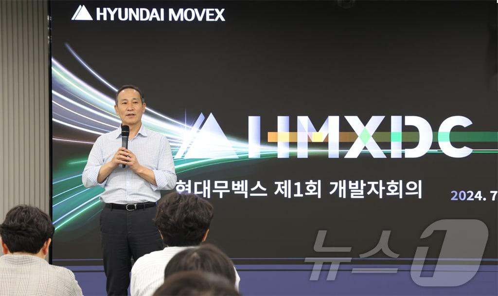 본문 이미지 - 도익한 현대무벡스 3일 열린 제1회 개발자회의(HMXDC)를 대표이사가 미래 물류 기술 방향성을 설명하고 있다.(현대무벡스 제공)