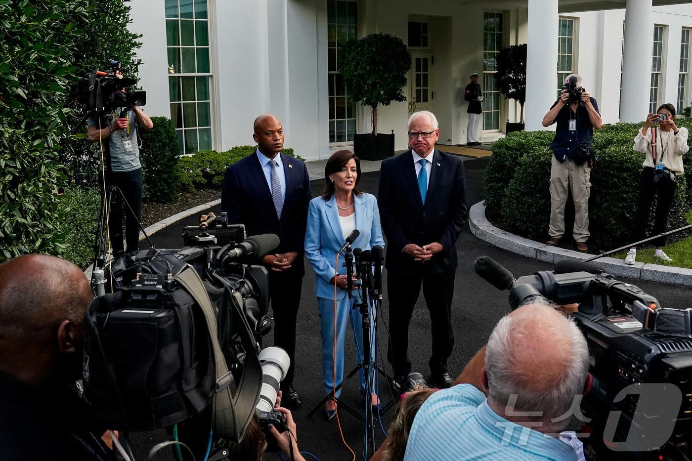 본문 이미지 - 3일(현지시간) 미국 백악관에서 조 바이든 미국 대통령과 회의한 웨스 무어 메릴랜드주지사(좌), 팀 월즈 미네소타주지사(중), 캐시 호철 뉴욕주지사(우)가 기자들의 질문에 답하고 있다. 이들은 바이든이 "공직에 적합하다＂며 지지를 철회하지 않았다. 2024.07.03/ ⓒ 로이터=뉴스1 ⓒ News1 권진영 기자