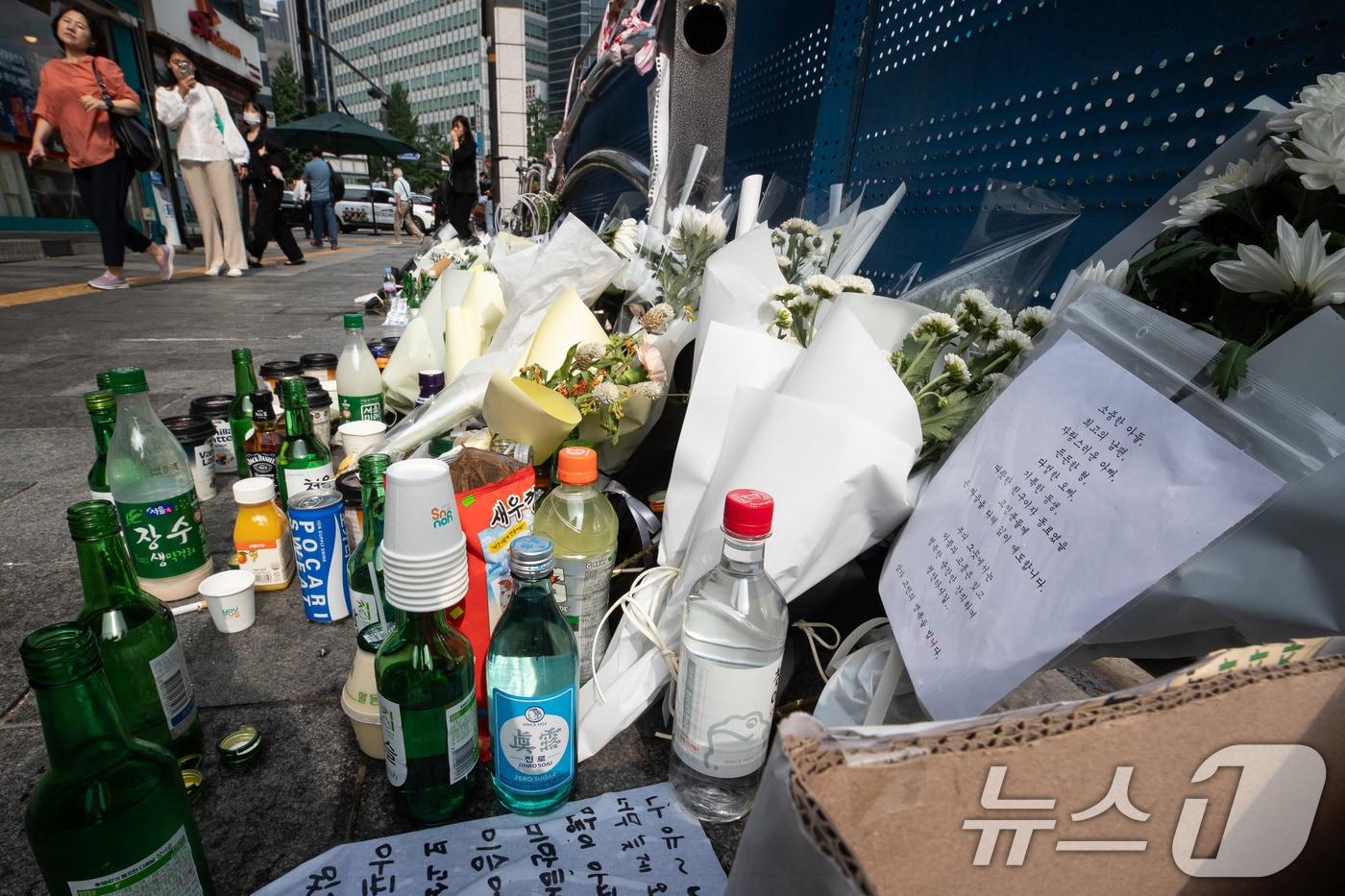 본문 이미지 - 4일 서울 중구 시청역 인근 역주행 교통사고 현장에 희생자를 추모하는 국화와 술 등이 놓여 있다. 2024.7.4/뉴스1 ⓒ News1 유승관 기자