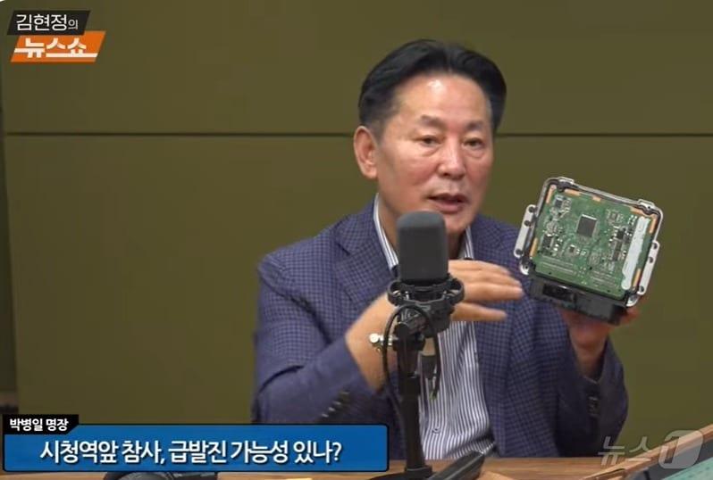 본문 이미지 - 대한민국 자동차 정비분야 명장 1호인 박병일 명장은 4일 CBS라디오 '김현정의 뉴스쇼'에서 시청역 참사와 관련해 자동차 전자제어장치(ECU)에 대해 설명하고 있다. 박 명장은 사고차량의 경우 ECU가 브레이크 등 점화까지 관장한다며 제동등 점화 여부, 마지막 순간 서서히 멈춘 것 등을 가지고 '운전자 과실'고 성급하게 판단하면 안된다고 했다. (유뷰브 갈무리)  ⓒ 뉴스1