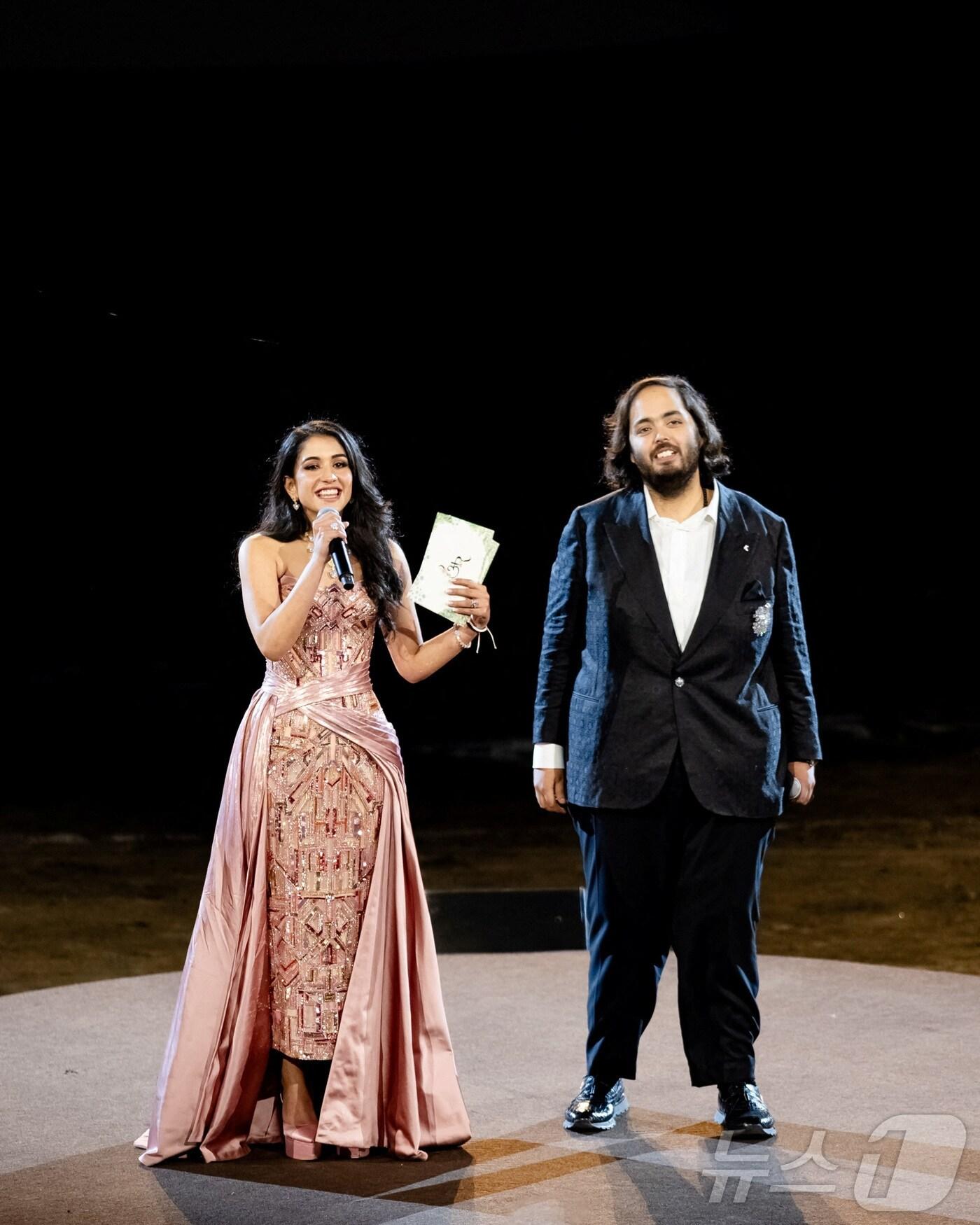 본문 이미지 - 아시아 최고 갑부인 무케시 암바니 인도 릴라이언스 회장의 막내아들인 아난트 암바니와 인도 앙코르 제약 상속녀인 라드히카 머천트가 지난 3월 인도 잠나가르에서 결혼식 전 파티를 열었다. 2024.3.1. ⓒ 로이터=뉴스1 ⓒ News1 이창규 기자