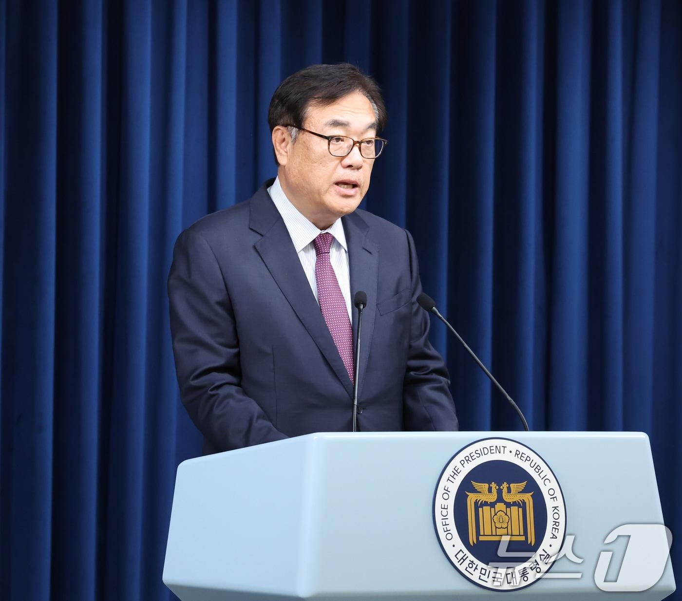 본문 이미지 - 정진석 대통령 비서실장이 4일 용산 대통령실 청사 브리핑실에서 열린 인사브리핑에서 김완섭 환경부 장관 후보자, 이진숙 방송통신위원장 후보자, 김병환 금융위원장 후보자를 소개하고 있다. 2024.7.4/뉴스1 ⓒ News1 송원영 기자