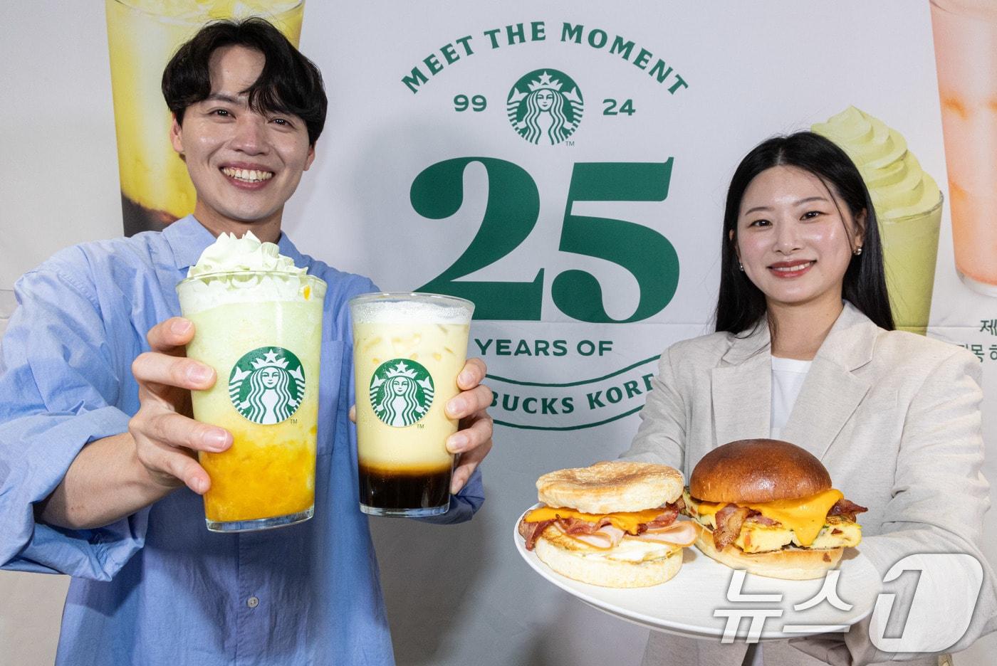 4일 오전 서울 중구 스타벅스 소공 아카데미에서 모델들이 스타벅스 개점 25주년을 맞아 출시한 음료 및 푸드를 공개하고 있다. 스타벅스는 글로벌에서 인기 있었던 '프렌치 바닐라 라떼', '더 멜론 오브 멜론 프라푸치노' 등의 음료와 '체다&에그 샌드위치' 등의 푸드를 오는 5일부터 새롭게 선보인다. 2024.7.4/뉴스1 ⓒ News1 이재명 기자