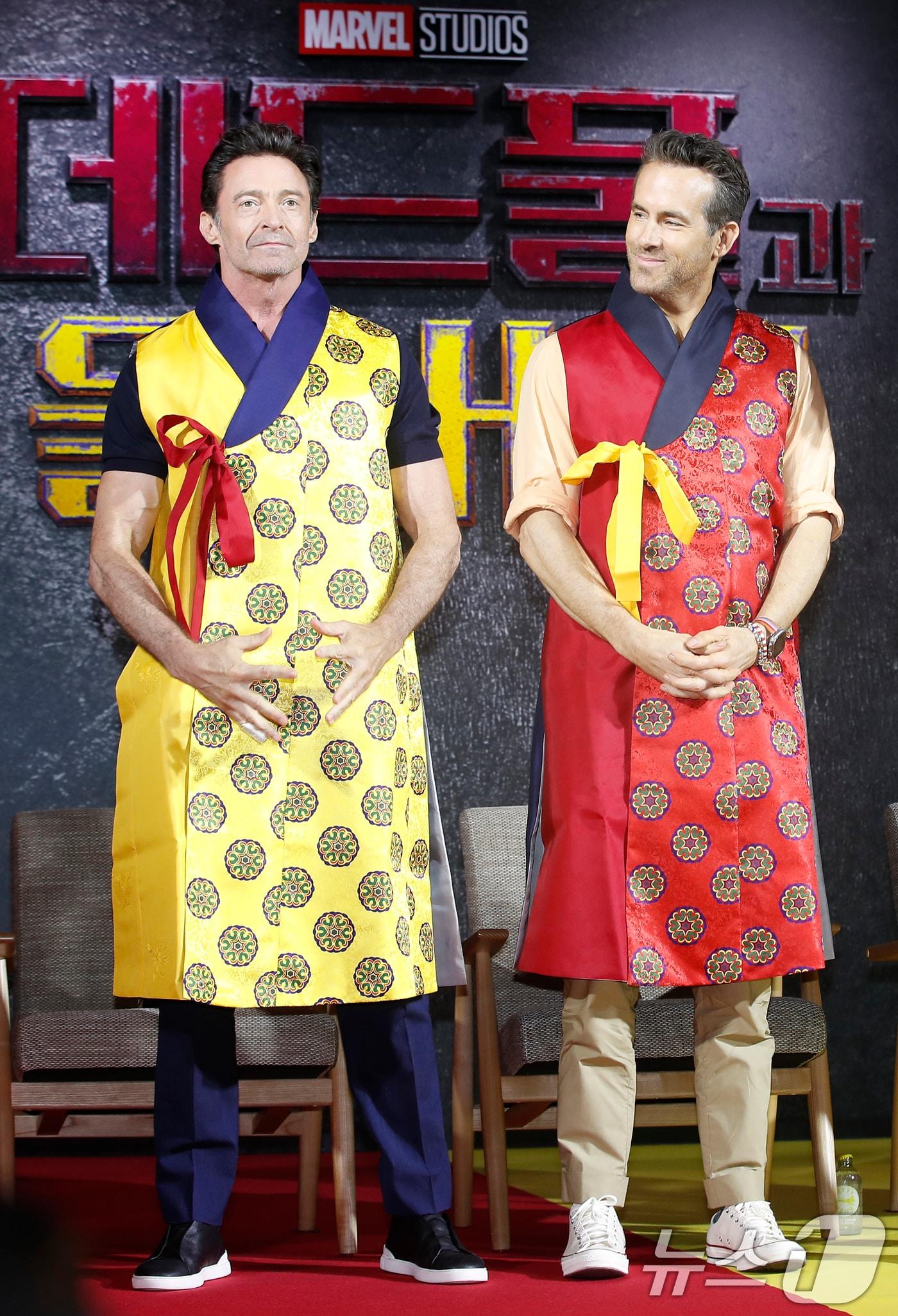 본문 이미지 - 할리우드 배우 휴잭맨과 라이언 레이놀즈&#40;오른쪽&#41;가 4일 서울 종로구 포시즌스 호텔 서울에서 열린 영화 &#39;데드풀과 울버린‘&#40;감독 숀 레비&#41; 내한 기자간담회에서 선물 받은 한복을 입고 인사를 하고 있다. &#39;데드풀과 울버린&#39;은 히어로 생활에서 은퇴한 후, 평범한 중고차 딜러로 살아가던 데드풀이 예상치 못한 거대한 위기를 맞아 모든 면에서 상극인 울버린을 찾아가게 되며 펼쳐지는 액션 블록버스터다. 2024.7.4/뉴스1 ⓒ News1 권현진 기자