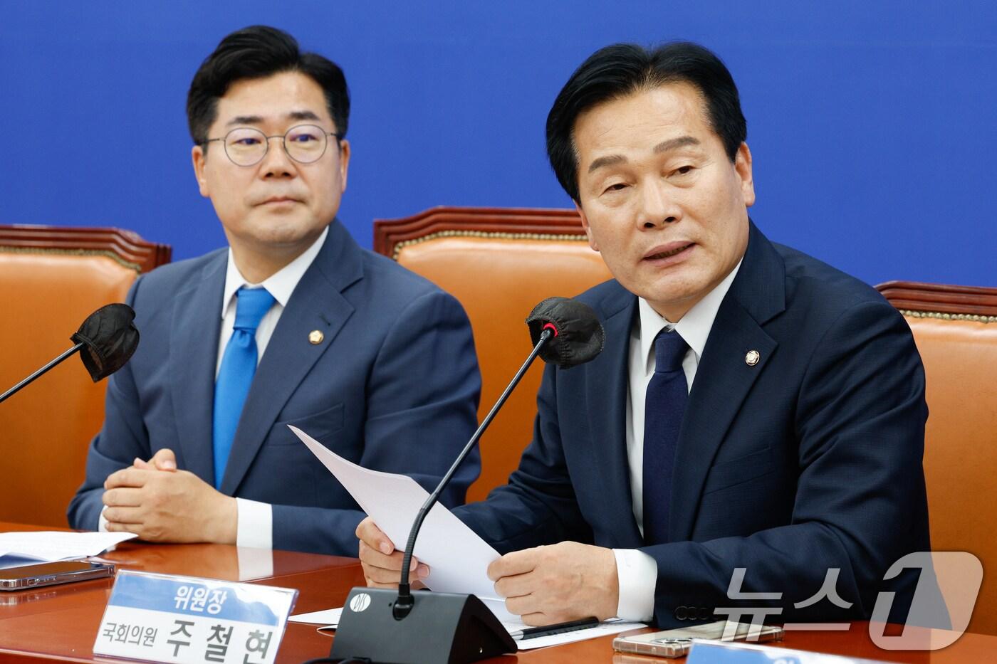 주철현 의원(오른쪽)과 박찬대 의원. 2024.7.4/뉴스1 ⓒ News1 안은나 기자