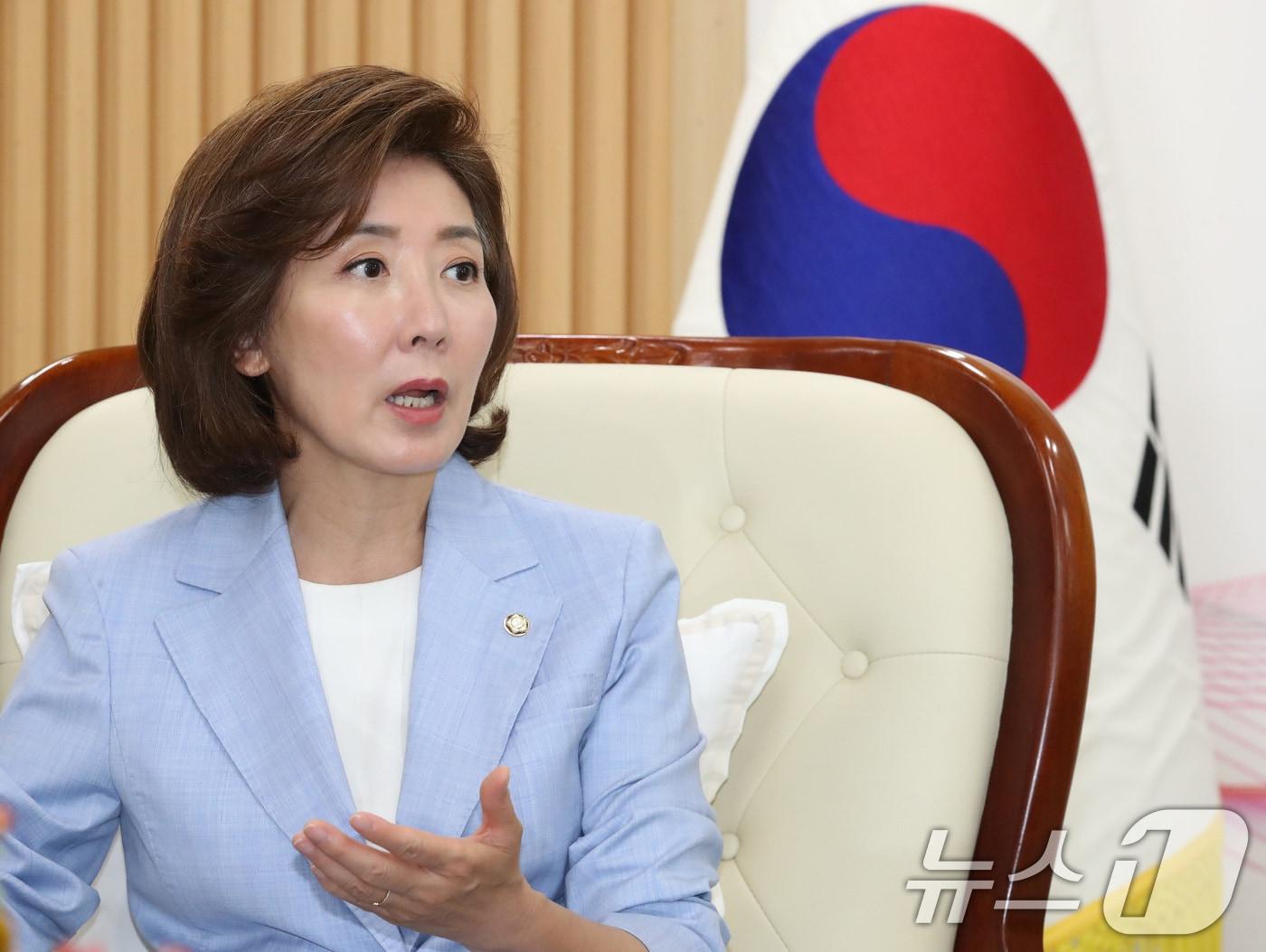 본문 이미지 - 나경원 국민의힘 당 대표 후보가 4일 오전 대전시청에서 이장우 대전시장을 만나 면담을 하고 있다. 2024.7.4/뉴스1 ⓒ News1 김기태 기자