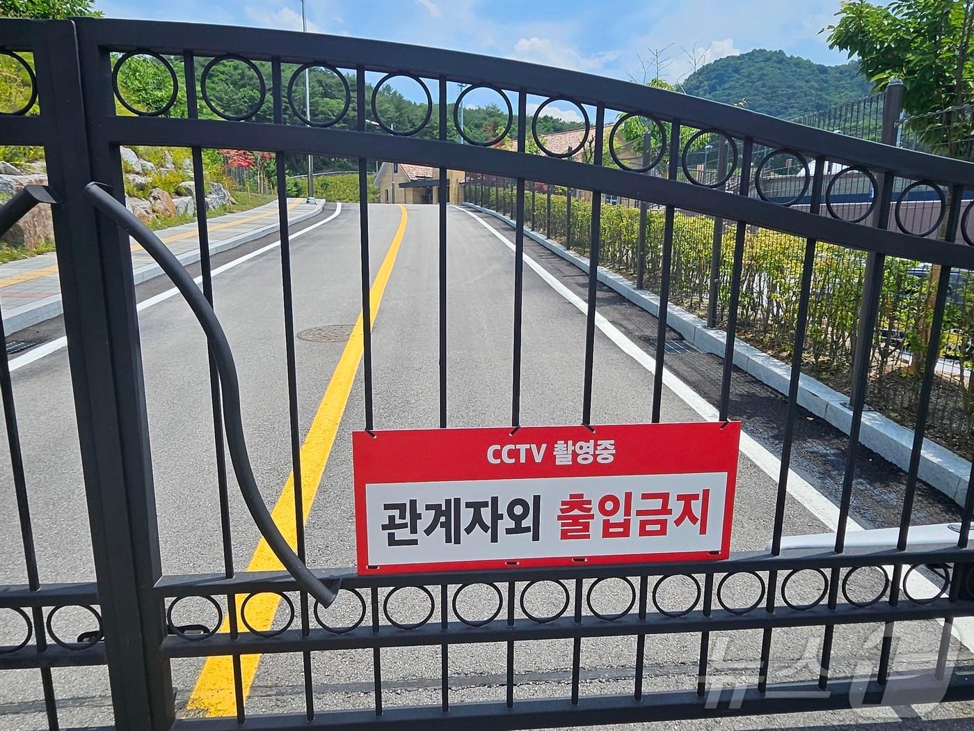 본문 이미지 - 최근 강원 춘천 동면 감정리에 위치한 'SON축구아카데미' 훈련장으로 향하는 철문이 굳게 닫혀 있다.한귀섭 기자