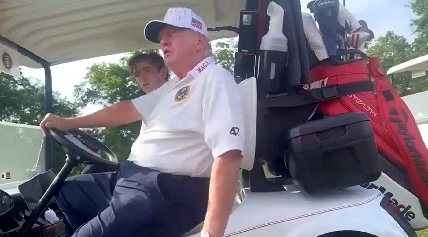 도널드 트럼프 전 미국 대통령이 대선 TV 토론 이후 한 골프장에서 조 바이든 대통령을 향해 "만신창이가 된 X덩어리(broken-down pile of crap)"라고 비난했다. (데일리비스트 갈무리)