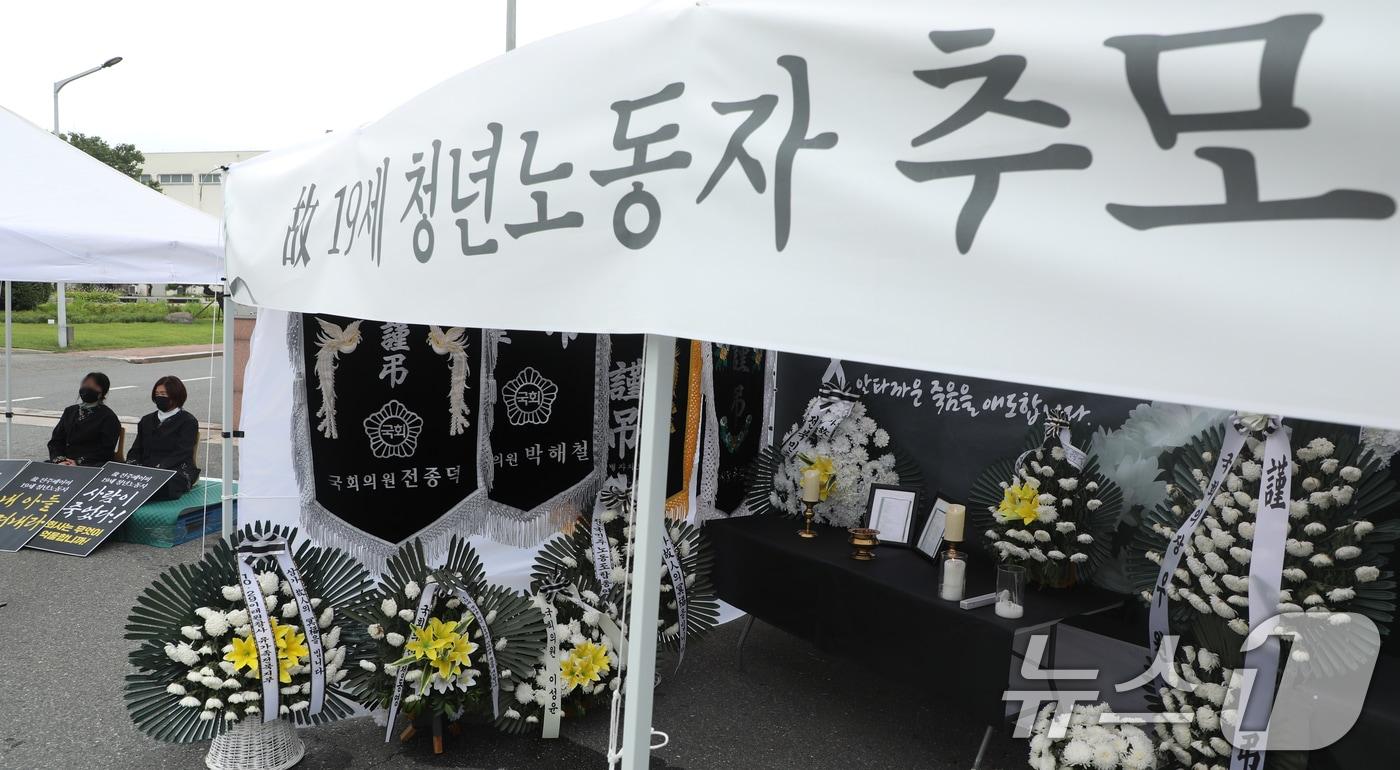 본문 이미지 - 전주페이퍼 공장에서 일하다 숨진 19세 청년의 유족들이 4일 전북자치도 전주시 전주페이퍼 공장 앞에서 단식농성을 하고 있다. 2024.7.4/뉴스1 ⓒ News1 유경석 기자