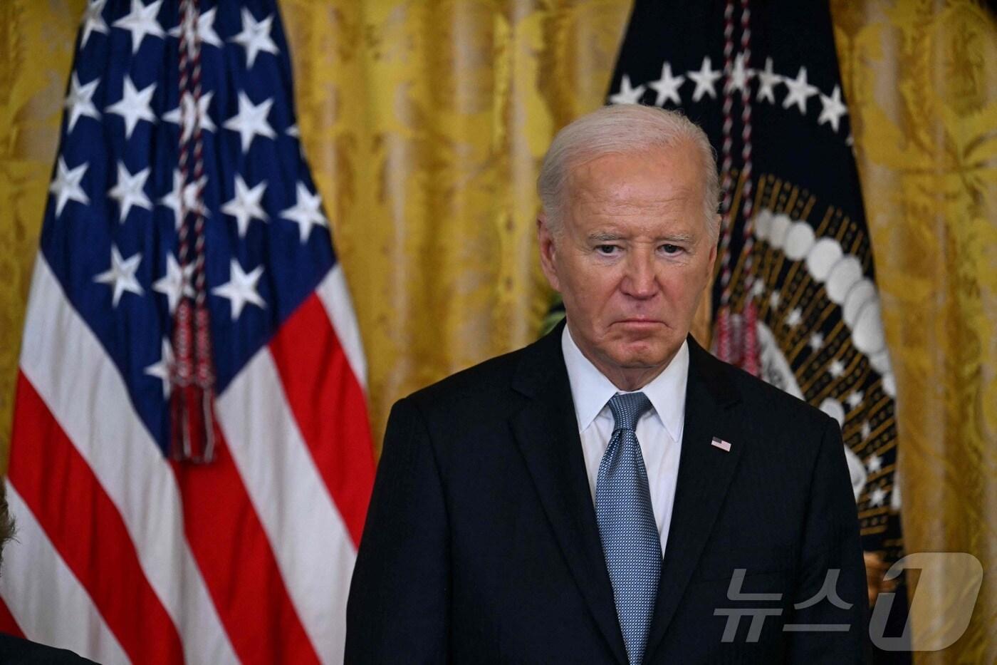 조 바이든 미국 대통령이 3일(현지시간) 워싱턴 DC 백악관 이스트룸에서 열린 명예훈장 수여식에서 연설하기 위해 준비하고 있다. 한편 바이든 대통령은 지난달 27일 미국 CNN 스튜디오에서 열린 대선 첫 토론회에서 트럼프 전 대통령에게 참패한 후 대선 후보 '교체설'로 위기를 겪고 있다. 2024.07.03/ ⓒ AFP=뉴스1 ⓒ News1 조유리 기자