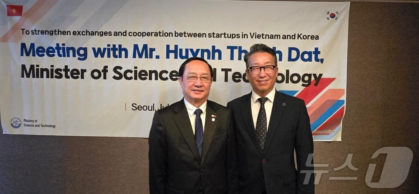 후잉 타잇 닷 장관 베트남 과기장관(왼쪽)과 박대희 대전창조경제혁신센터장이 기념촬영을 하고 있다.(대전혁신센터 제공)/뉴스1