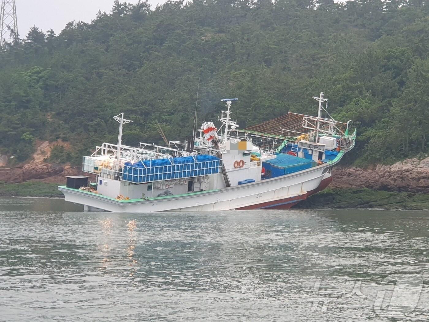 본문 이미지 - 4일 오전 6시 20분쯤 전남 신안군 압해도 해상에서 좌초된 선박의 모습. (목포해경 제공) 2024.7.4/뉴스1