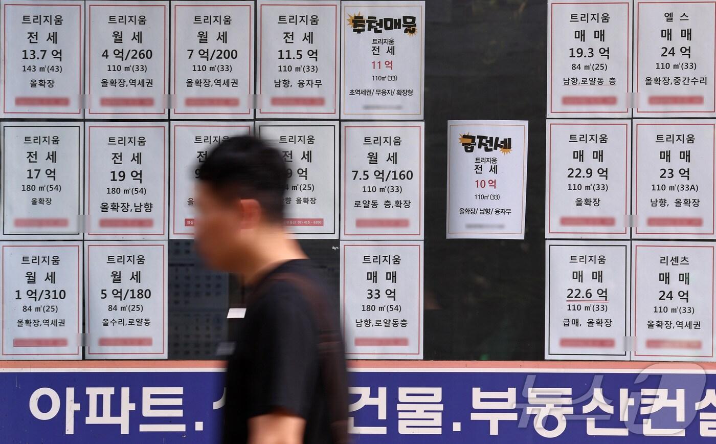 본문 이미지 - 서울의 한 공인중개사무소에 전·월세 등 아파트 매물 시세가 게시돼 있다.  ⓒ News1 구윤성 기자