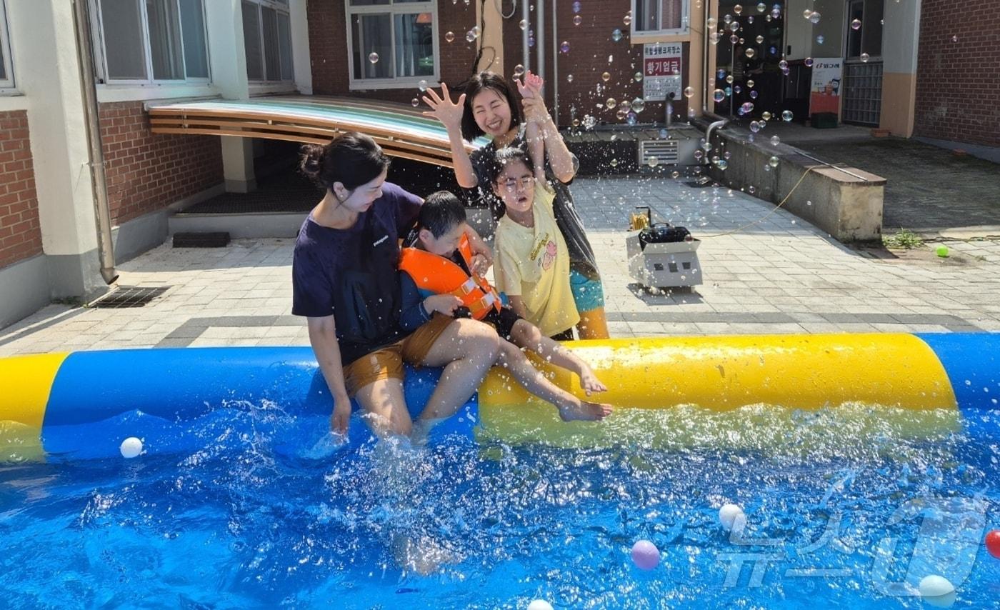 본문 이미지 - 충북 청주혜화학교는 학교 안에 워터파크를 개장했다.(충북교육청 제공)/뉴스1