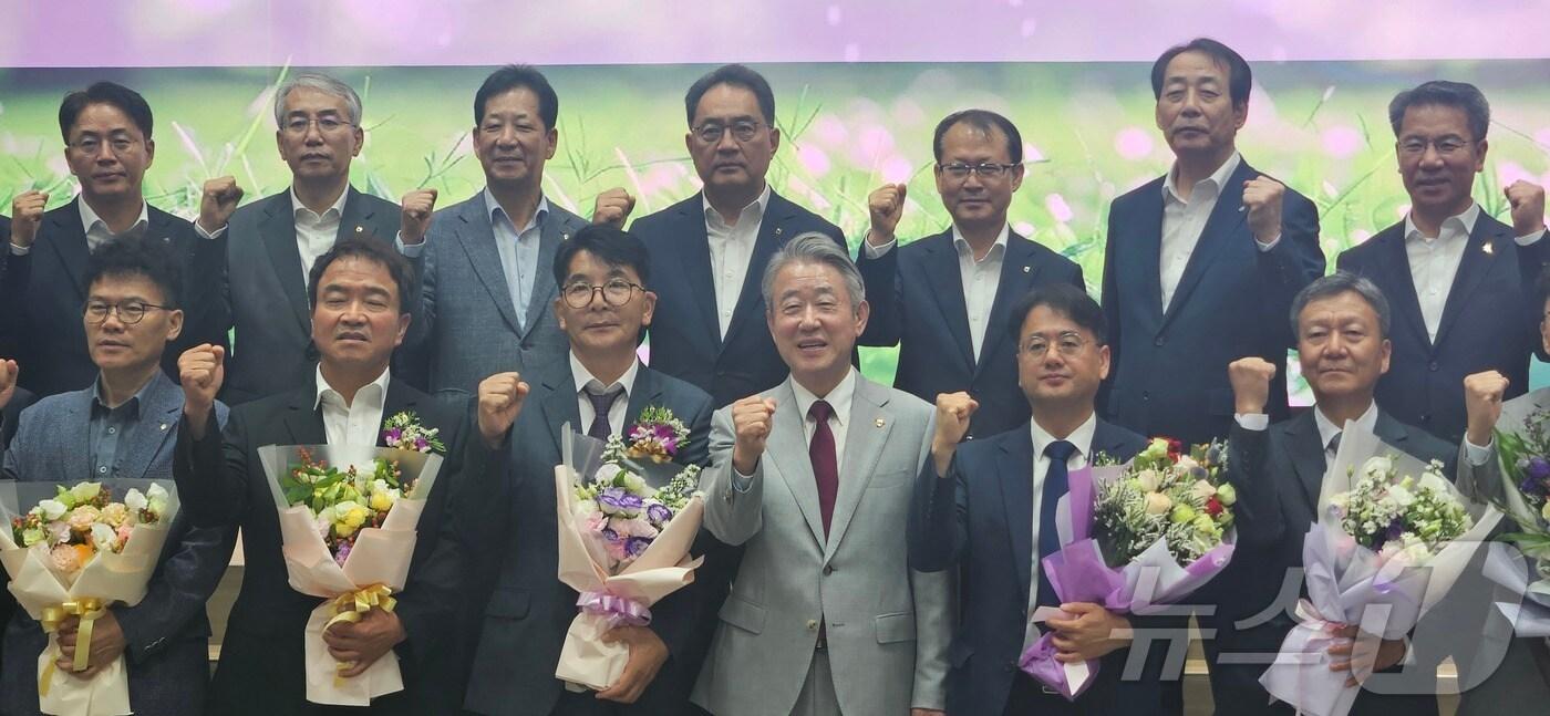 본문 이미지 - 4일 서울 농협중앙회 본관에서 익산군산축협 이중철 차장(왼쪽에서 세번째)이 '7월 새로운 농협인상'을 수상했다.(전북농협 제공)