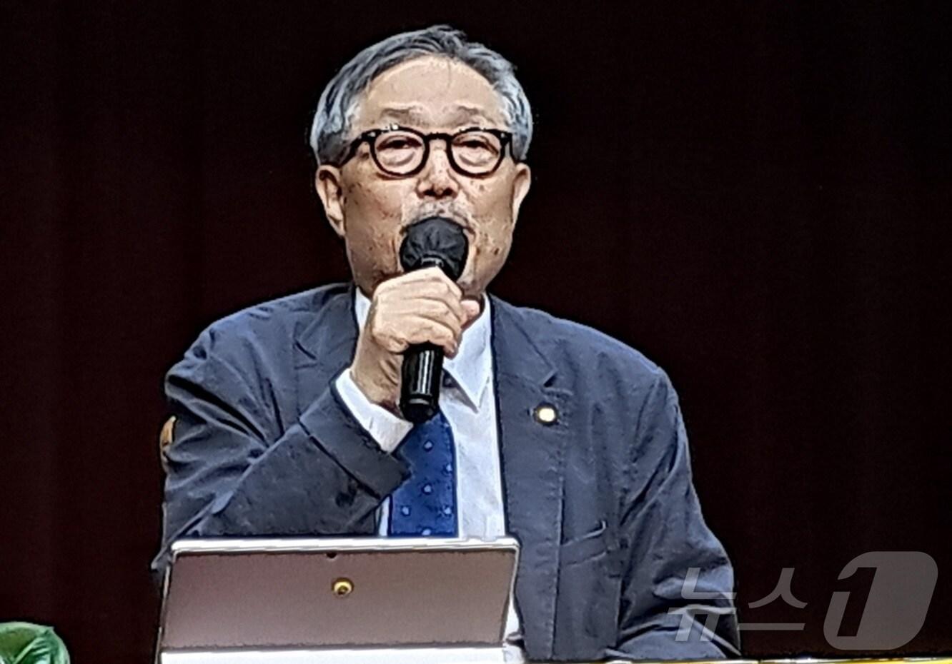 본문 이미지 - 김호운 한국문인협회 이사장이 4일 대전중구문화원에서 열린 ‘2024 대전문인협회 여름축제’에 참석해 ‘한국문학의 통섭(統攝)과 분절(分節)’을 주제로 특강하고 있다. 2024.7.4 /뉴스1 ⓒ News1 최일 기자