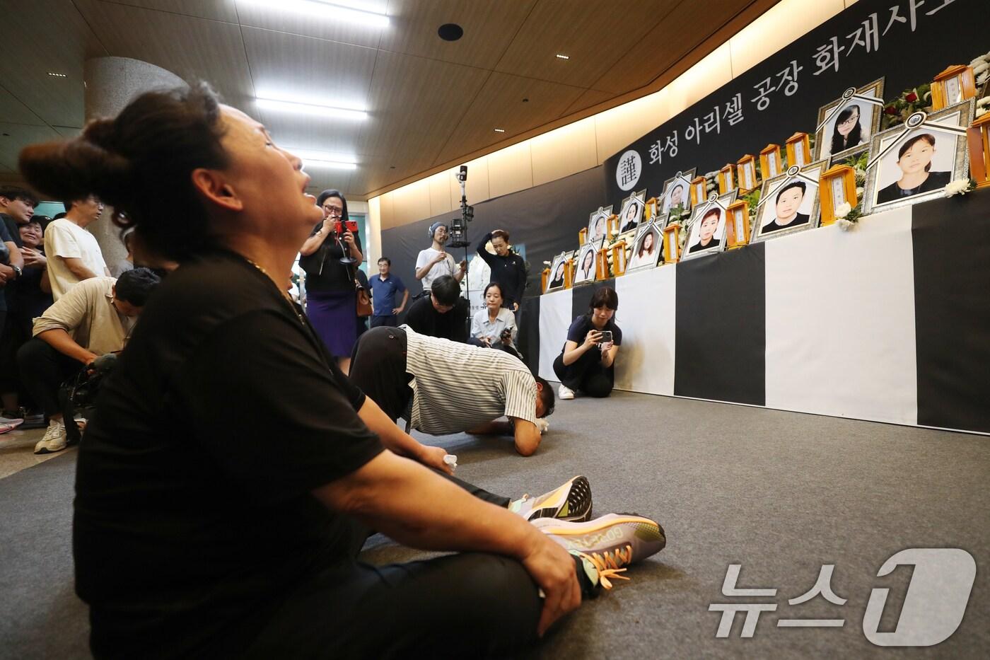 아리셀 화재 참사가 발생한 지 열흘이 지난 4일 경기 화성시청에 로비에 마련된 '화성 아리셀 공장 화재사고 추모분향소'에서 유가족들이 영정과 위패 앞에서 오열을 하고 있다. 2024.7.4/뉴스1 ⓒ News1 김영운 기자