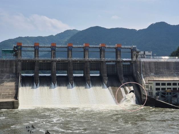 본문 이미지 - 비상점검터널(점선) 개방한 괴산댐.2024.7.4/뉴스1
