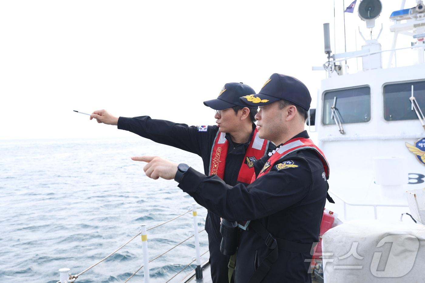 본문 이미지 - 4일 이우수 속초해경서장이 접경해역 치안 현장점검을 하고 있다.(속초해경 제공) 2024.7.4/뉴스1